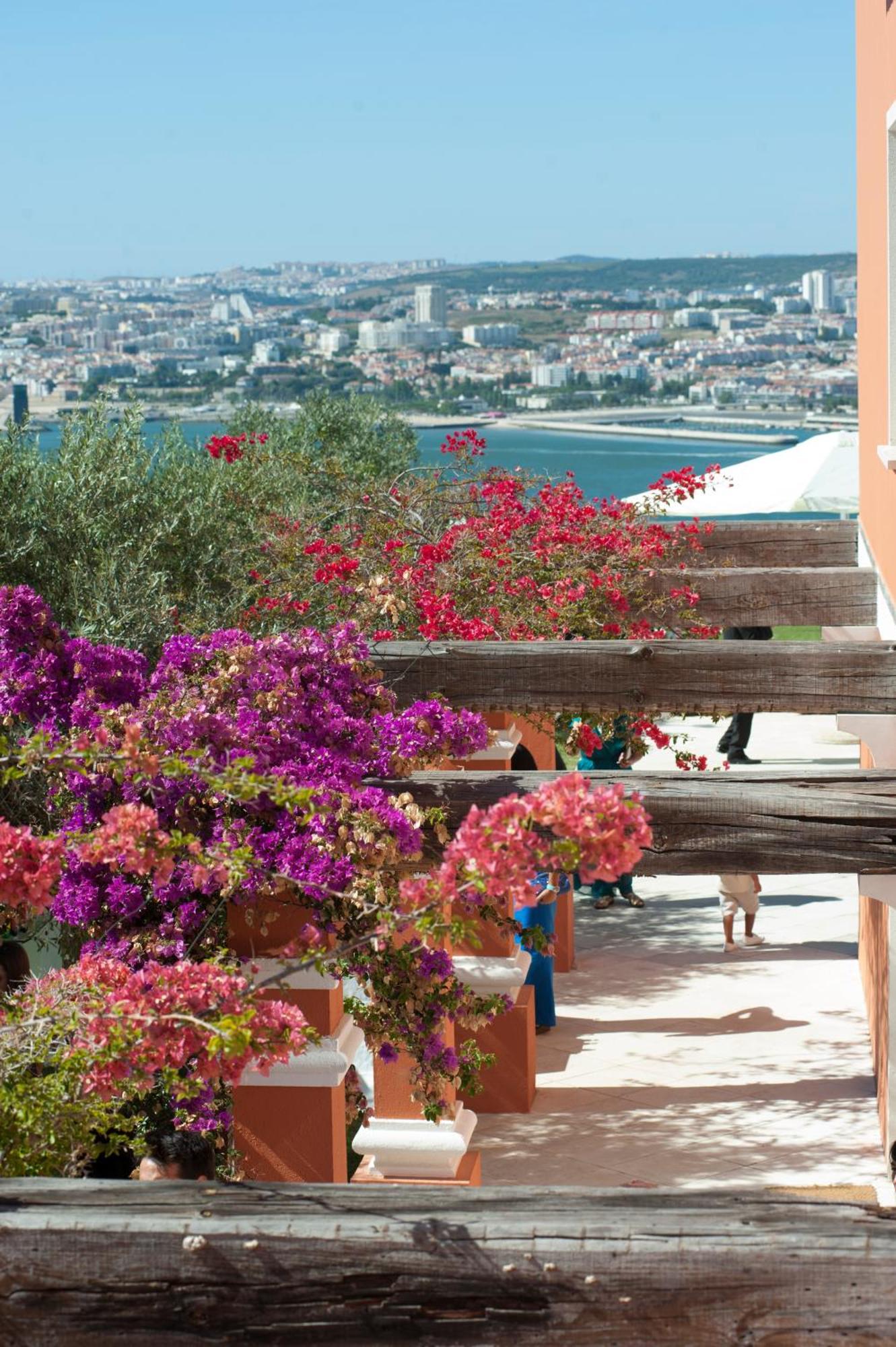 Quinta Tagus Hotel Costa da Caparica Exterior photo Bougainvillea