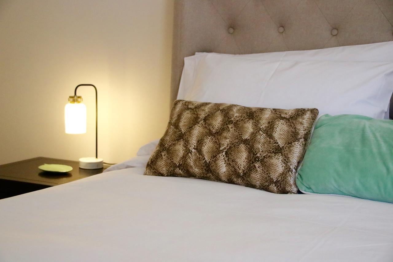 Quinta Tagus Hotel Costa da Caparica Exterior photo A bed with a pillow
