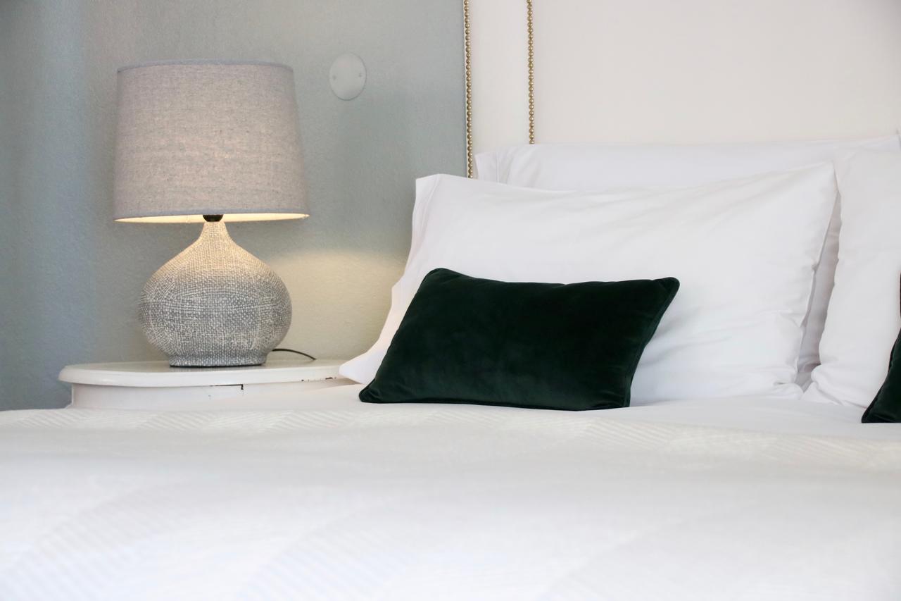 Quinta Tagus Hotel Costa da Caparica Exterior photo A bed with a pillow